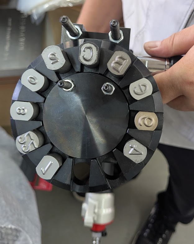 12本の刻印を保持したターレット部分